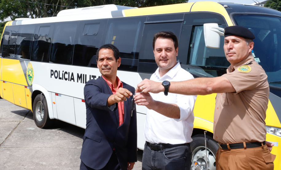 O governador Carlos Massa Ratinho Junior entregou nesta quarta-feira (18) 200 novas viaturas para as forças de segurança pública. O investimento de R$ 33 milhões contempla a Polícia Militar, a Polícia Civil e o Corpo de Bombeiros. A entrega é parte de um amplo pacote de novos veículos para a renovação da frota estadual e tem como intuito primordial combater a violência e agilizar os serviços administrativos. Nesse momento, no entanto, os veículos vão apoiar ações em conjunto com a sociedade civil para conte