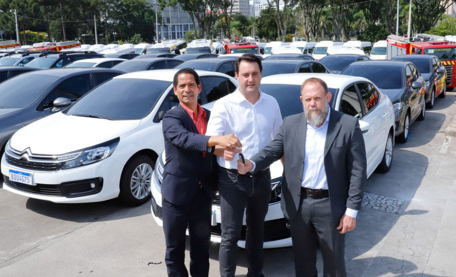 O governador Carlos Massa Ratinho Junior entregou nesta quarta-feira (18) 200 novas viaturas para as forças de segurança pública. O investimento de R$ 33 milhões contempla a Polícia Militar, a Polícia Civil e o Corpo de Bombeiros. A entrega é parte de um amplo pacote de novos veículos para a renovação da frota estadual e tem como intuito primordial combater a violência e agilizar os serviços administrativos. Nesse momento, no entanto, os veículos vão apoiar ações em conjunto com a sociedade civil para conte