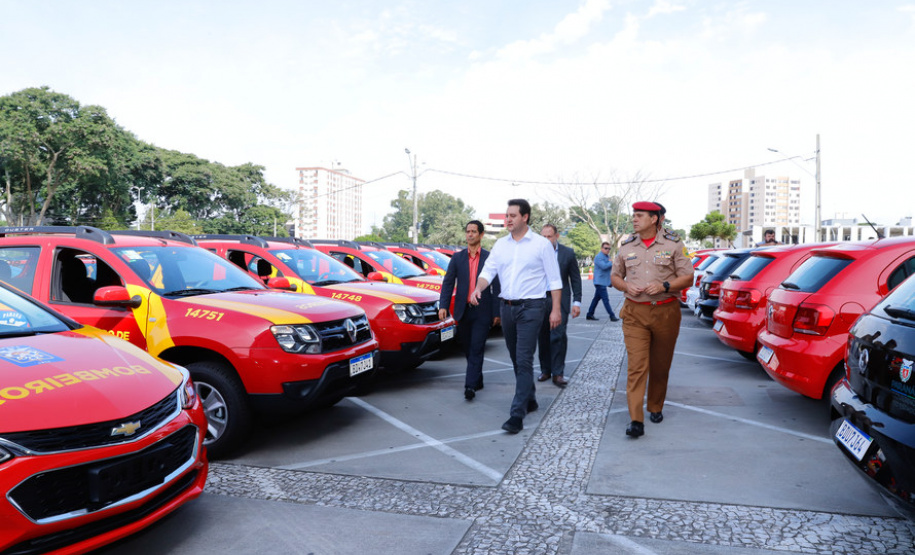 O governador Carlos Massa Ratinho Junior entregou nesta quarta-feira (18) 200 novas viaturas para as forças de segurança pública. O investimento de R$ 33 milhões contempla a Polícia Militar, a Polícia Civil e o Corpo de Bombeiros. A entrega é parte de um amplo pacote de novos veículos para a renovação da frota estadual e tem como intuito primordial combater a violência e agilizar os serviços administrativos. Nesse momento, no entanto, os veículos vão apoiar ações em conjunto com a sociedade civil para conte