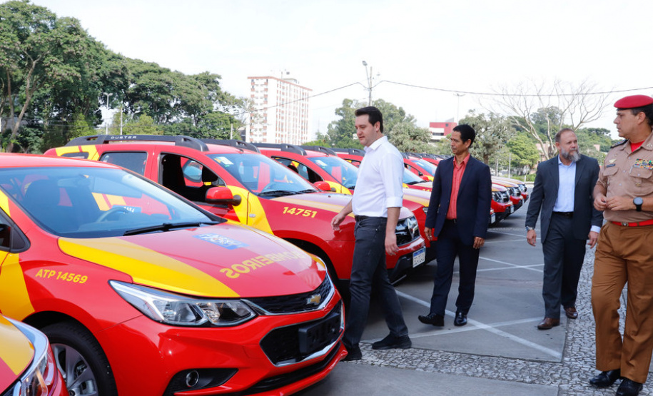 O governador Carlos Massa Ratinho Junior entregou nesta quarta-feira (18) 200 novas viaturas para as forças de segurança pública. O investimento de R$ 33 milhões contempla a Polícia Militar, a Polícia Civil e o Corpo de Bombeiros. A entrega é parte de um amplo pacote de novos veículos para a renovação da frota estadual e tem como intuito primordial combater a violência e agilizar os serviços administrativos. Nesse momento, no entanto, os veículos vão apoiar ações em conjunto com a sociedade civil para conte