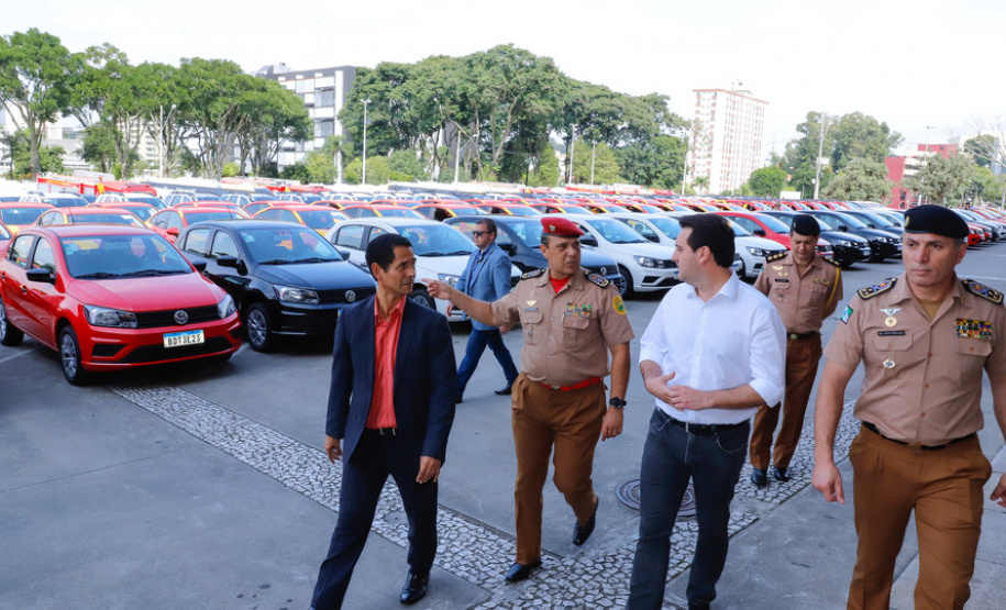 O governador Carlos Massa Ratinho Junior entregou nesta quarta-feira (18) 200 novas viaturas para as forças de segurança pública. O investimento de R$ 33 milhões contempla a Polícia Militar, a Polícia Civil e o Corpo de Bombeiros. A entrega é parte de um amplo pacote de novos veículos para a renovação da frota estadual e tem como intuito primordial combater a violência e agilizar os serviços administrativos. Nesse momento, no entanto, os veículos vão apoiar ações em conjunto com a sociedade civil para conte