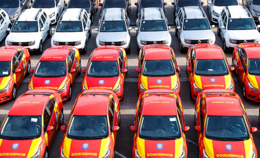 O governador Carlos Massa Ratinho Junior entregou nesta quarta-feira (18) 200 novas viaturas para as forças de segurança pública. O investimento de R$ 33 milhões contempla a Polícia Militar, a Polícia Civil e o Corpo de Bombeiros. A entrega é parte de um amplo pacote de novos veículos para a renovação da frota estadual e tem como intuito primordial combater a violência e agilizar os serviços administrativos. Nesse momento, no entanto, os veículos vão apoiar ações em conjunto com a sociedade civil para conte