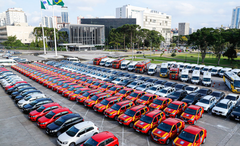 O governador Carlos Massa Ratinho Junior entregou nesta quarta-feira (18) 200 novas viaturas para as forças de segurança pública. O investimento de R$ 33 milhões contempla a Polícia Militar, a Polícia Civil e o Corpo de Bombeiros. A entrega é parte de um amplo pacote de novos veículos para a renovação da frota estadual e tem como intuito primordial combater a violência e agilizar os serviços administrativos. Nesse momento, no entanto, os veículos vão apoiar ações em conjunto com a sociedade civil para conte