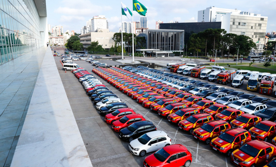 O governador Carlos Massa Ratinho Junior entregou nesta quarta-feira (18) 200 novas viaturas para as forças de segurança pública. O investimento de R$ 33 milhões contempla a Polícia Militar, a Polícia Civil e o Corpo de Bombeiros. A entrega é parte de um amplo pacote de novos veículos para a renovação da frota estadual e tem como intuito primordial combater a violência e agilizar os serviços administrativos. Nesse momento, no entanto, os veículos vão apoiar ações em conjunto com a sociedade civil para conte
