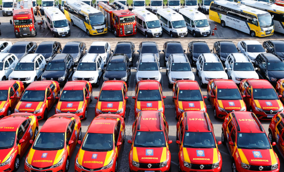 O governador Carlos Massa Ratinho Junior entregou nesta quarta-feira (18) 200 novas viaturas para as forças de segurança pública. O investimento de R$ 33 milhões contempla a Polícia Militar, a Polícia Civil e o Corpo de Bombeiros. A entrega é parte de um amplo pacote de novos veículos para a renovação da frota estadual e tem como intuito primordial combater a violência e agilizar os serviços administrativos. Nesse momento, no entanto, os veículos vão apoiar ações em conjunto com a sociedade civil para conte