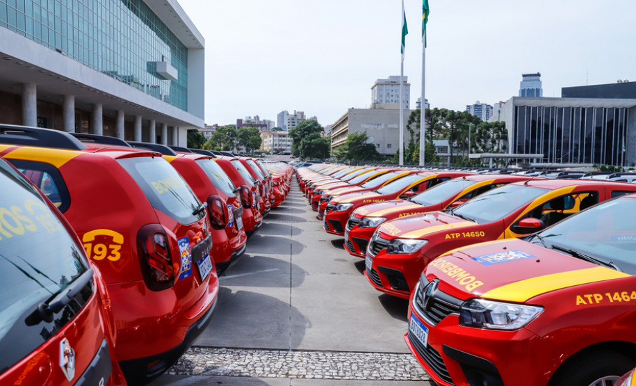 O governador Carlos Massa Ratinho Junior entregou nesta quarta-feira (18) 200 novas viaturas para as forças de segurança pública. O investimento de R$ 33 milhões contempla a Polícia Militar, a Polícia Civil e o Corpo de Bombeiros. A entrega é parte de um amplo pacote de novos veículos para a renovação da frota estadual e tem como intuito primordial combater a violência e agilizar os serviços administrativos. Nesse momento, no entanto, os veículos vão apoiar ações em conjunto com a sociedade civil para conte