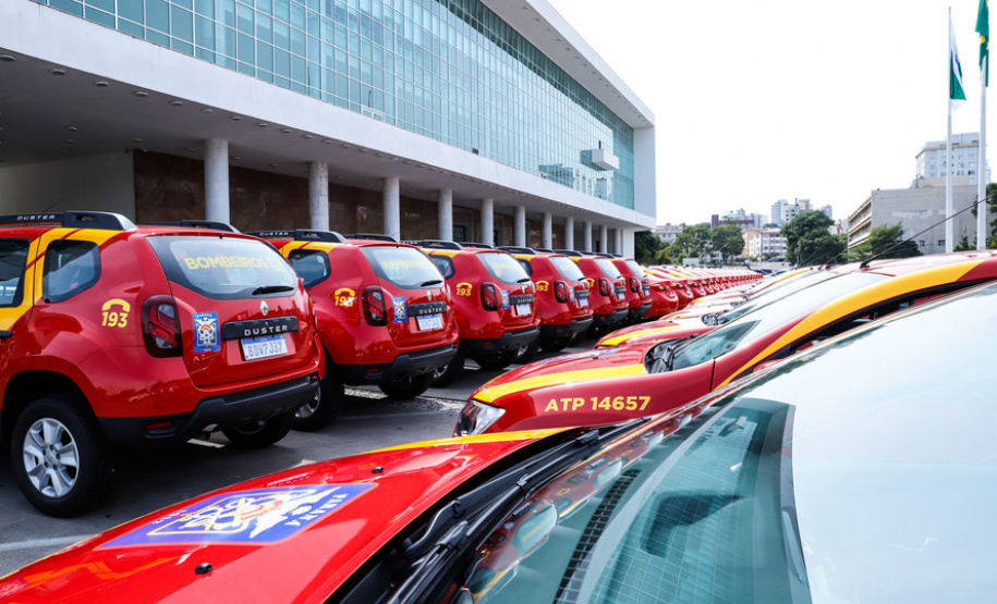O governador Carlos Massa Ratinho Junior entregou nesta quarta-feira (18) 200 novas viaturas para as forças de segurança pública. O investimento de R$ 33 milhões contempla a Polícia Militar, a Polícia Civil e o Corpo de Bombeiros. A entrega é parte de um amplo pacote de novos veículos para a renovação da frota estadual e tem como intuito primordial combater a violência e agilizar os serviços administrativos. Nesse momento, no entanto, os veículos vão apoiar ações em conjunto com a sociedade civil para conte