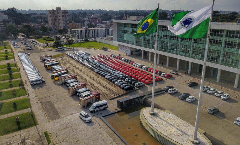 O governador Carlos Massa Ratinho Junior entregou nesta quarta-feira (18) 200 novas viaturas para as forças de segurança pública. O investimento de R$ 33 milhões contempla a Polícia Militar, a Polícia Civil e o Corpo de Bombeiros. A entrega é parte de um amplo pacote de novos veículos para a renovação da frota estadual e tem como intuito primordial combater a violência e agilizar os serviços administrativos. Nesse momento, no entanto, os veículos vão apoiar ações em conjunto com a sociedade civil para conte