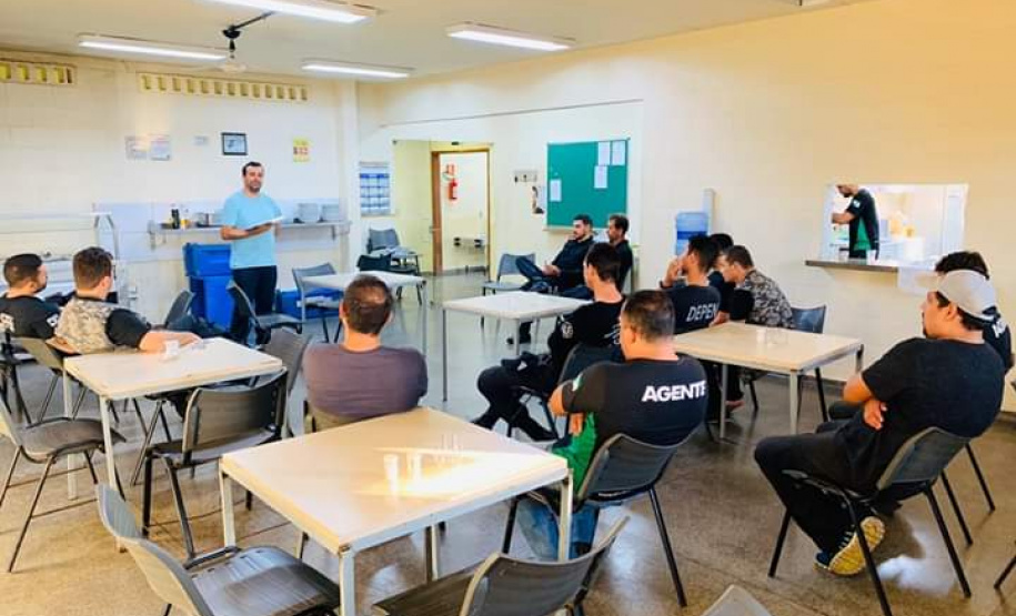 Cerca de 20 servidores da Penitenciaria Estadual de Cruzeiro do Oeste (PECO) participaram de projeto de capelania voltado exclusivamente aos servidores da unidade, promovido pela Igreja Presbiteriana do Brasil, em parceria com o Departamento Penitenciário do Paraná (Depen). A reunião, que ocorreu na última sexta-feira (28/02), no saguão da PECO, tem o objetivo de dar um suporte aos funcionários do Depen, que trabalham diariamente sob pressão.