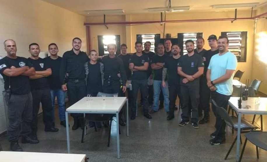 Cerca de 20 servidores da Penitenciaria Estadual de Cruzeiro do Oeste (PECO) participaram de projeto de capelania voltado exclusivamente aos servidores da unidade, promovido pela Igreja Presbiteriana do Brasil, em parceria com o Departamento Penitenciário do Paraná (Depen). A reunião, que ocorreu na última sexta-feira (28/02), no saguão da PECO, tem o objetivo de dar um suporte aos funcionários do Depen, que trabalham diariamente sob pressão.