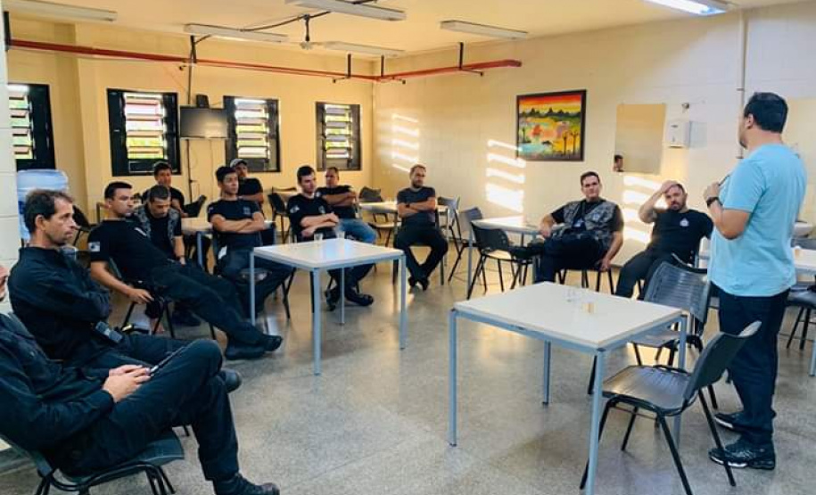 Cerca de 20 servidores da Penitenciaria Estadual de Cruzeiro do Oeste (PECO) participaram de projeto de capelania voltado exclusivamente aos servidores da unidade, promovido pela Igreja Presbiteriana do Brasil, em parceria com o Departamento Penitenciário do Paraná (Depen). A reunião, que ocorreu na última sexta-feira (28/02), no saguão da PECO, tem o objetivo de dar um suporte aos funcionários do Depen, que trabalham diariamente sob pressão.