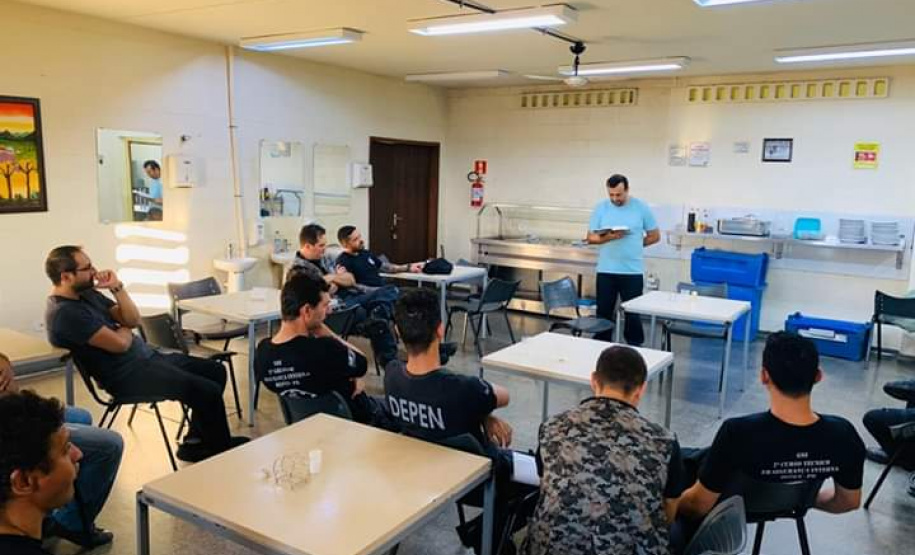 Cerca de 20 servidores da Penitenciaria Estadual de Cruzeiro do Oeste (PECO) participaram de projeto de capelania voltado exclusivamente aos servidores da unidade, promovido pela Igreja Presbiteriana do Brasil, em parceria com o Departamento Penitenciário do Paraná (Depen). A reunião, que ocorreu na última sexta-feira (28/02), no saguão da PECO, tem o objetivo de dar um suporte aos funcionários do Depen, que trabalham diariamente sob pressão.