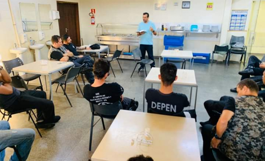 Cerca de 20 servidores da Penitenciaria Estadual de Cruzeiro do Oeste (PECO) participaram de projeto de capelania voltado exclusivamente aos servidores da unidade, promovido pela Igreja Presbiteriana do Brasil, em parceria com o Departamento Penitenciário do Paraná (Depen). A reunião, que ocorreu na última sexta-feira (28/02), no saguão da PECO, tem o objetivo de dar um suporte aos funcionários do Depen, que trabalham diariamente sob pressão.