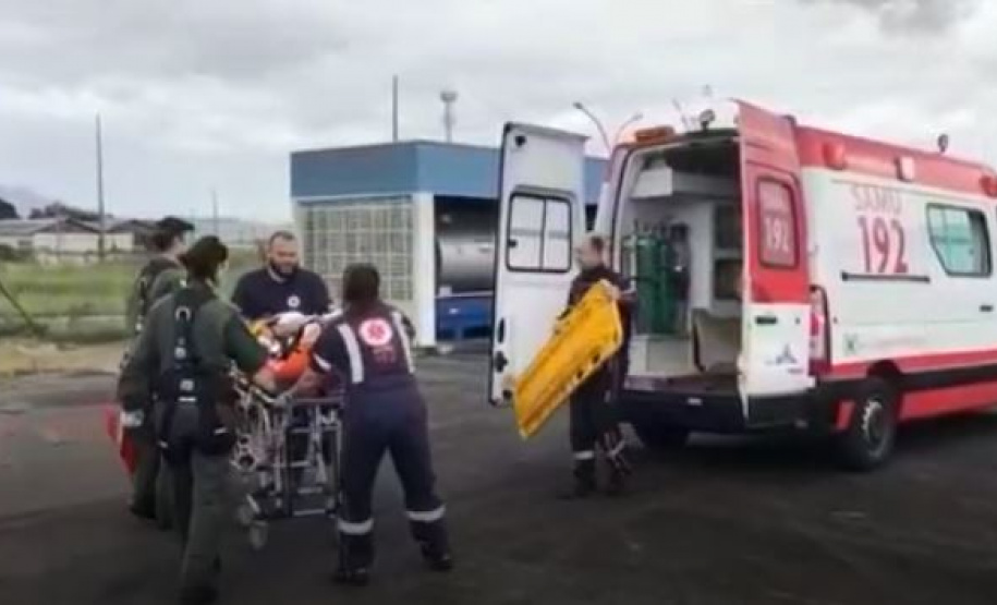 BPMOA usa rapel para que médico e tripulante resgatasse homem no Salto dos Macacos, em Morretes