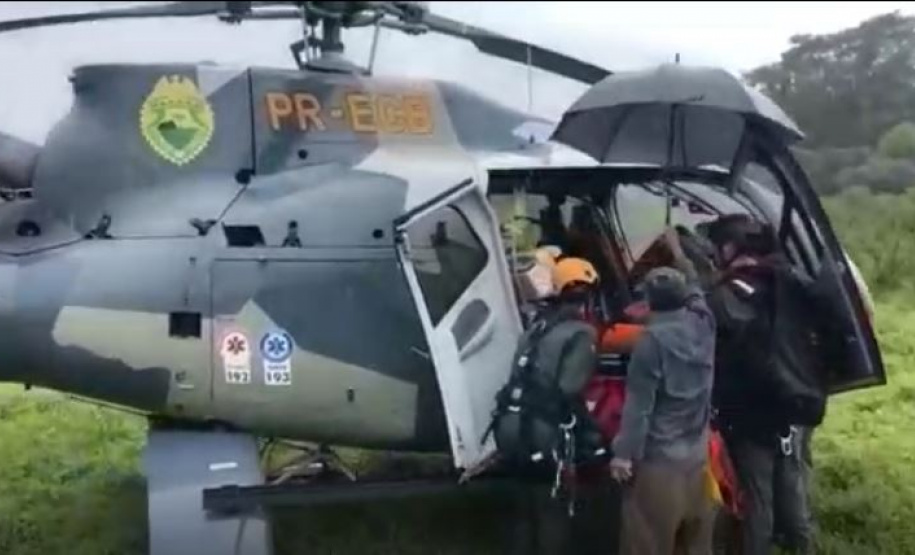 BPMOA usa rapel para que médico e tripulante resgatasse homem no Salto dos Macacos, em Morretes