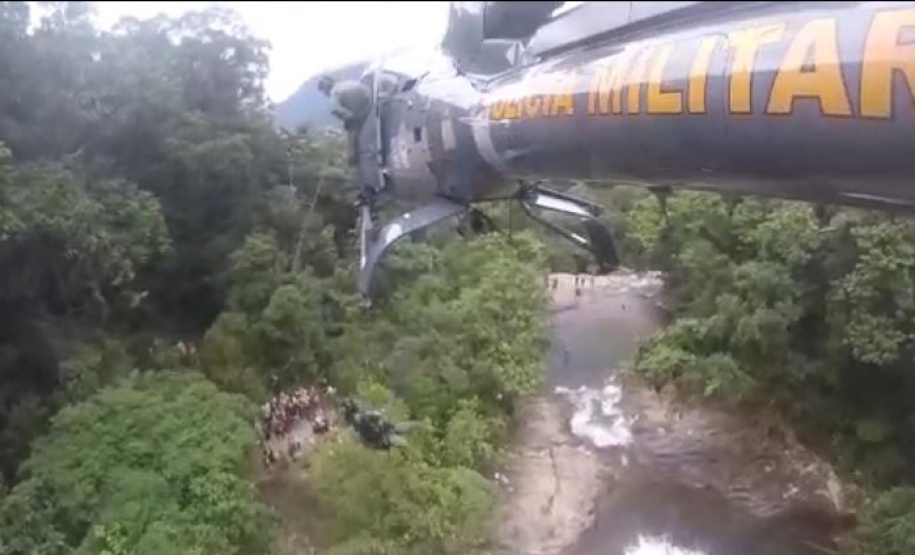 BPMOA usa rapel para que médico e tripulante resgatasse homem no Salto dos Macacos, em Morretes