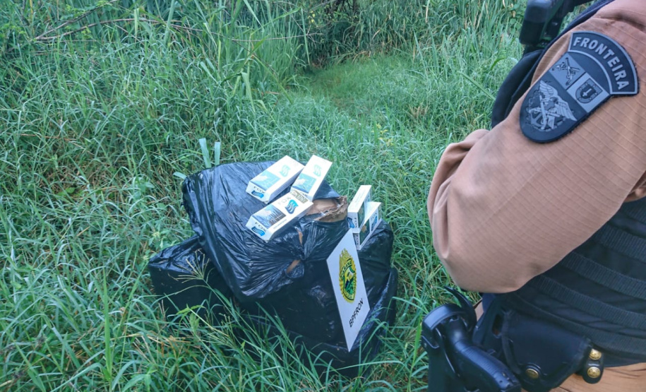 BPFron apreende 1,1 mil pacotes de cigarros em porto clandestino de Foz do Iguaçu