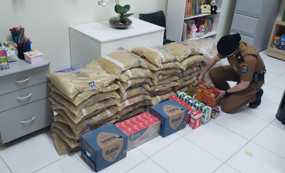 Em Londrina (PR), PM entrega donativos ao CEI Iracema Helena Campregher