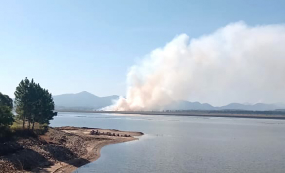 Bombeiros combatem incêndio no entorno da represa do Iraí