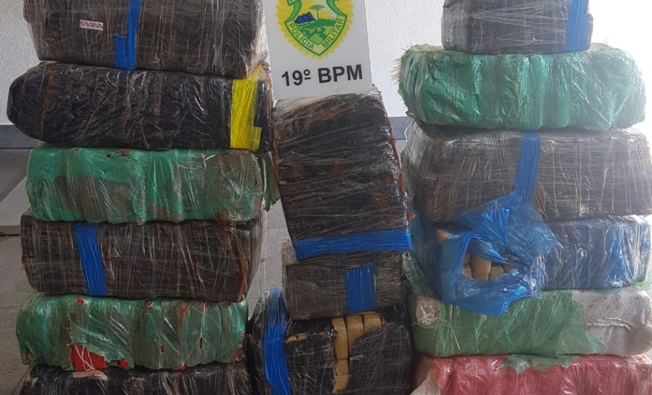 No Oeste do estado, PM apreende mais de 260 quilos de maconha e recupera carro furtado