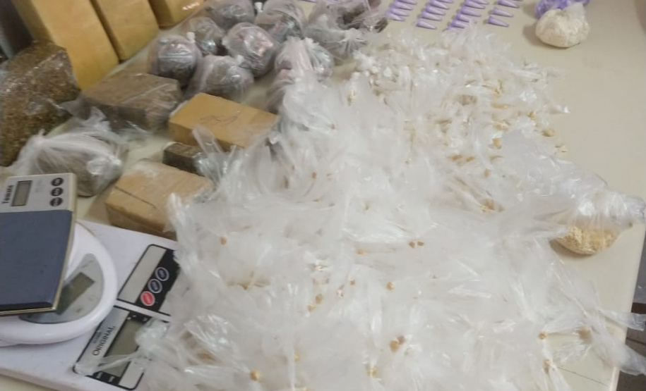 PM apreende mais de 600 porções de cocaína e crack após acompanhamento em Colombo, na RMC