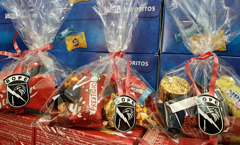 BOPE visita comunidades carentes e distribui chocolates na Capital e na RMC