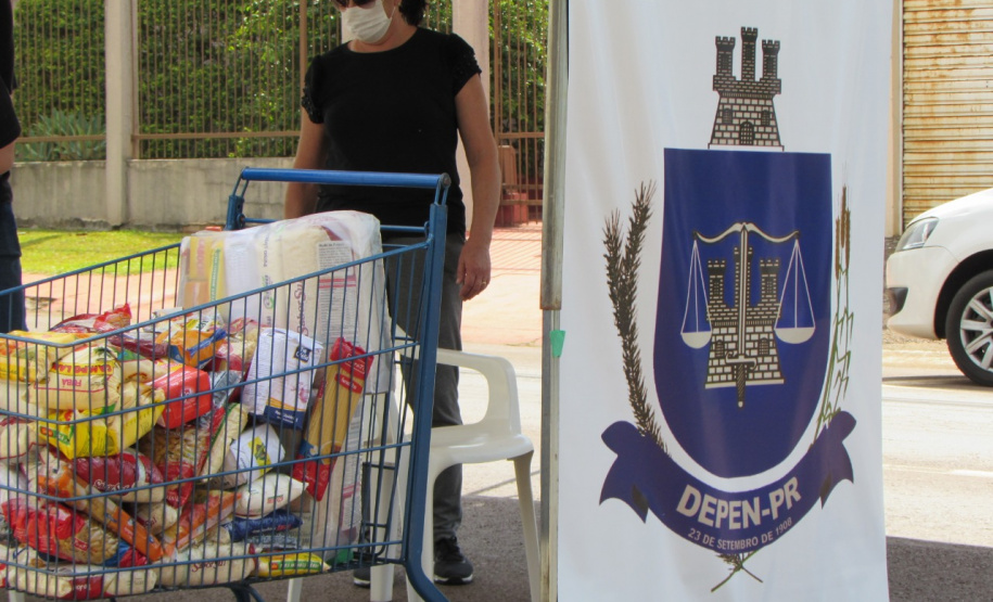 Depen de Cascavel arrecada 850 kg de alimentos não perecíveis e 50 cestas básicas para doação