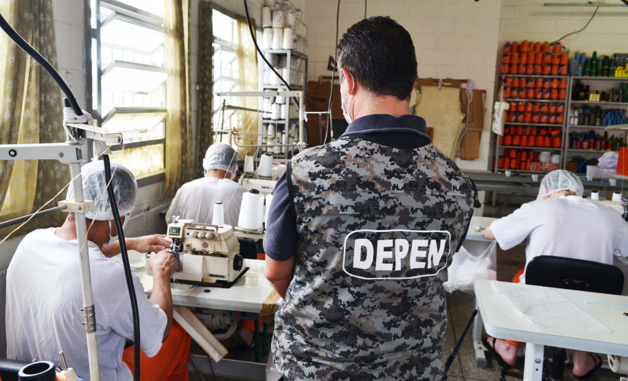 Presos do Paraná produzem materiais de proteção individual