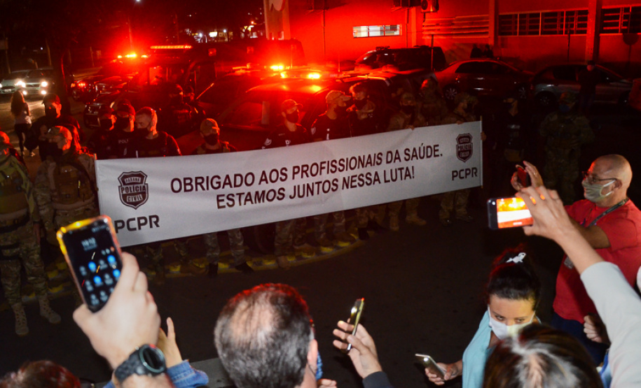 PCPR homenageia profissionais da saúde em frente ao Hospital do Trabalhador