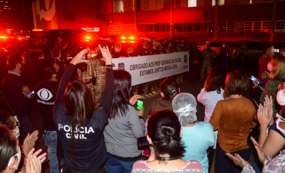 PCPR homenageia profissionais da saúde em frente ao Hospital do Trabalhador