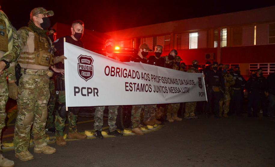 PCPR homenageia profissionais da saúde em frente ao Hospital do Trabalhador