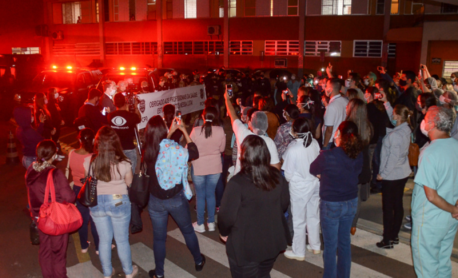 PCPR homenageia profissionais da saúde em frente ao Hospital do Trabalhador
