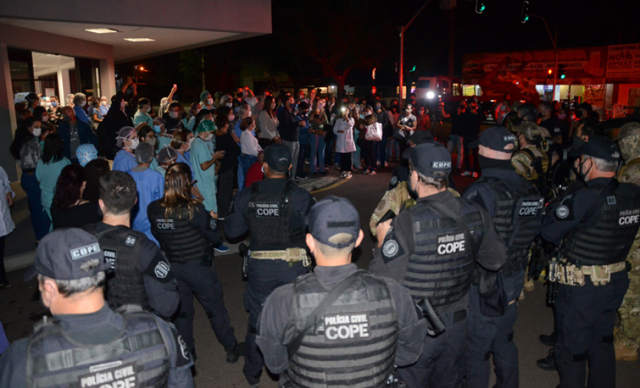 PCPR homenageia profissionais da saúde em frente ao Hospital do Trabalhador