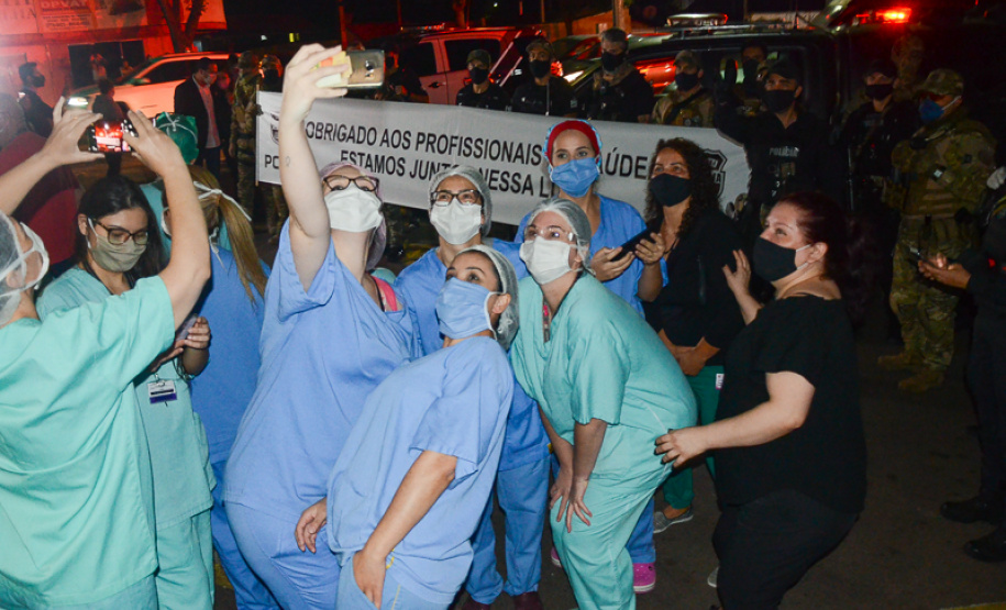 PCPR homenageia profissionais da saúde em frente ao Hospital do Trabalhador