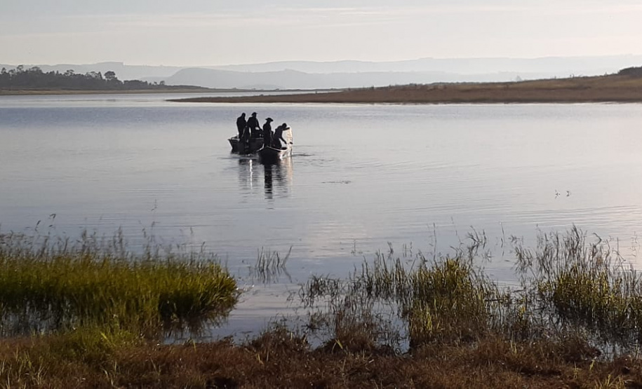 Polícia Ambiental flagra dupla pescando com redes em represa no Norte Pioneiro do estado