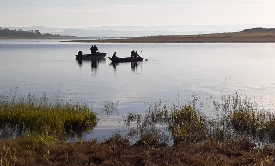 Polícia Ambiental flagra dupla pescando com redes em represa no Norte Pioneiro do estado