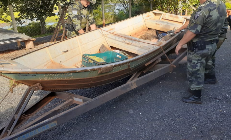 Polícia Ambiental flagra dupla pescando com redes em represa no Norte Pioneiro do estado