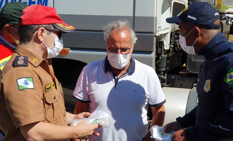 Caminhoneiros recebem marmitas e kits de primeiros socorros em ação integrada entre as Polícias Rodoviárias Estadual e Federal