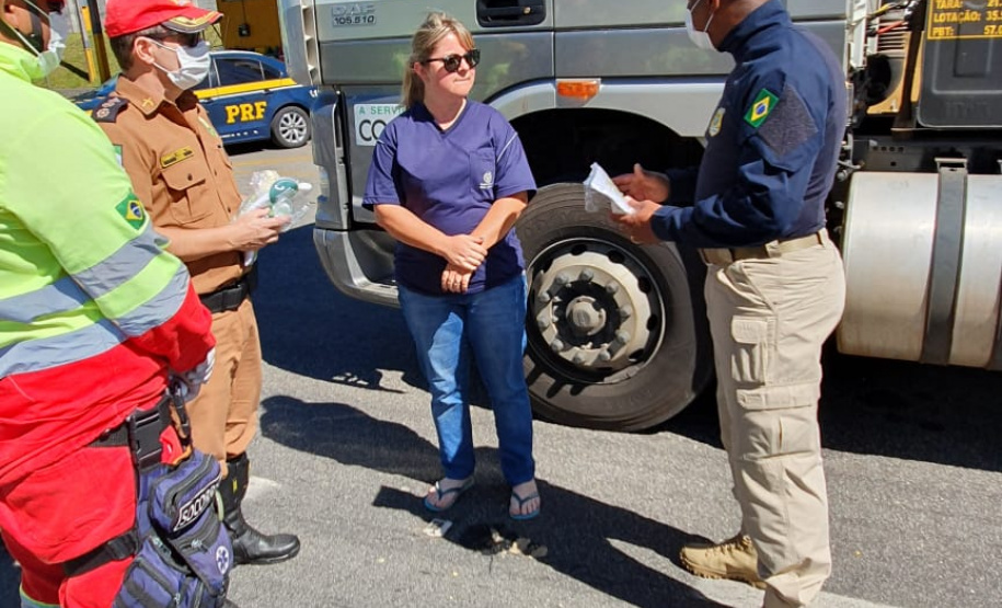 Caminhoneiros recebem marmitas e kits de primeiros socorros em ação integrada entre as Polícias Rodoviárias Estadual e Federal
