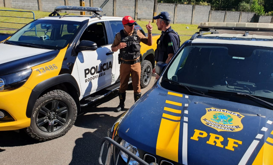 Caminhoneiros recebem marmitas e kits de primeiros socorros em ação integrada entre as Polícias Rodoviárias Estadual e Federal