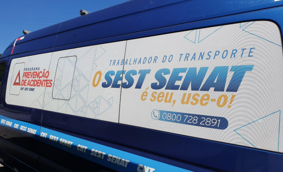 Caminhoneiros recebem marmitas e kits de primeiros socorros em ação integrada entre as Polícias Rodoviárias Estadual e Federal