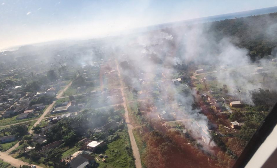 Em ação conjunta, helicóptero da PM e equipes do Corpo de Bombeiros combatem incêndio em Guaratuba (PR)