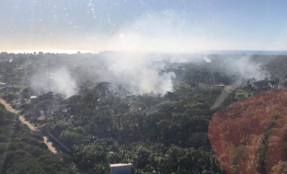 Em ação conjunta, helicóptero da PM e equipes do Corpo de Bombeiros combatem incêndio em Guaratuba (PR)