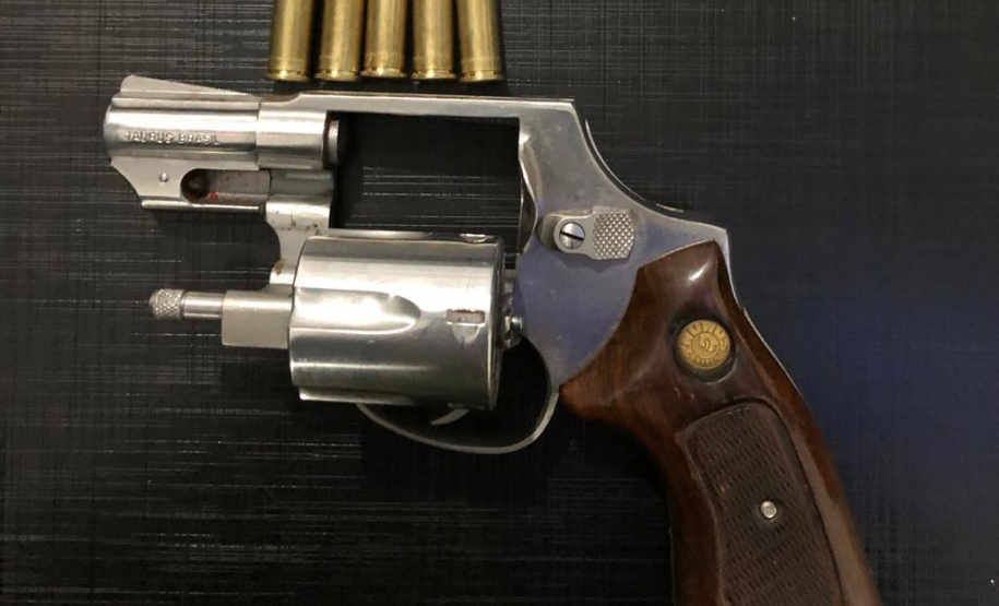 BPAmb-FV apreende armas de fogo, materiais de pesca e prende duas pessoas em situações distintas no Centro-Sul do estado