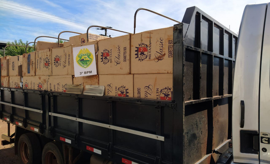 Caminhão carregado com 216 caixas de cigarros é apreendido pela PM no Sudoeste do estado