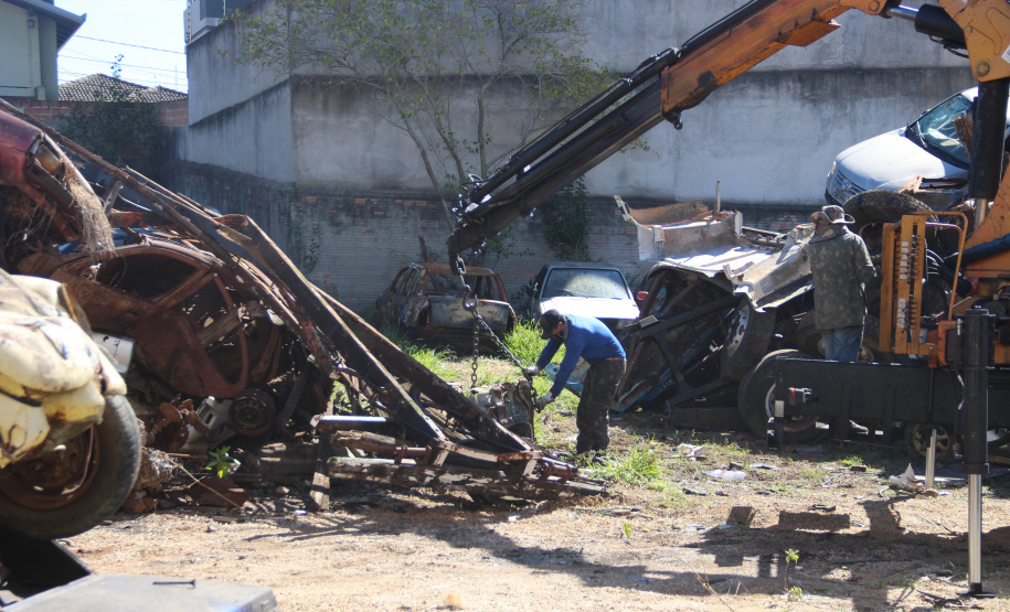 Veículos arrematados em leilão são removidos do pátio da Polícia Civil