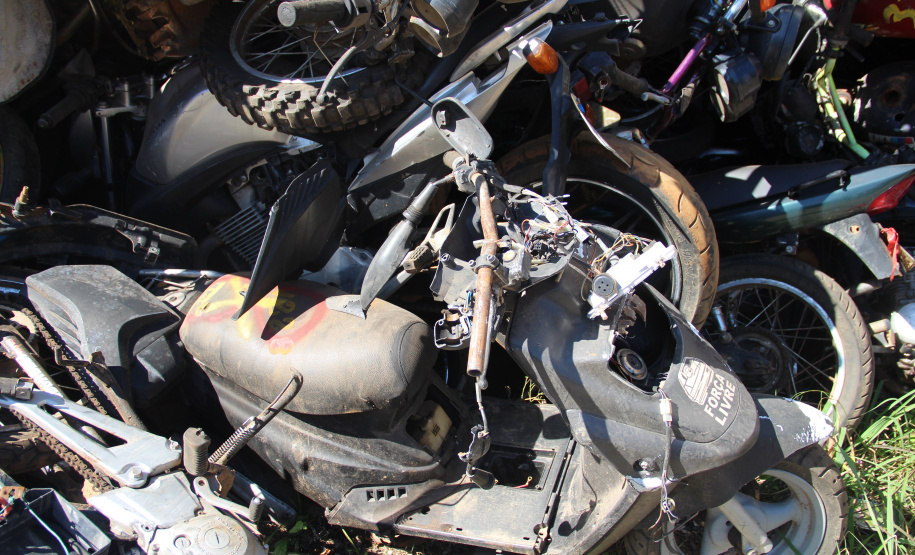 Veículos arrematados em leilão são removidos do pátio da Polícia Civil