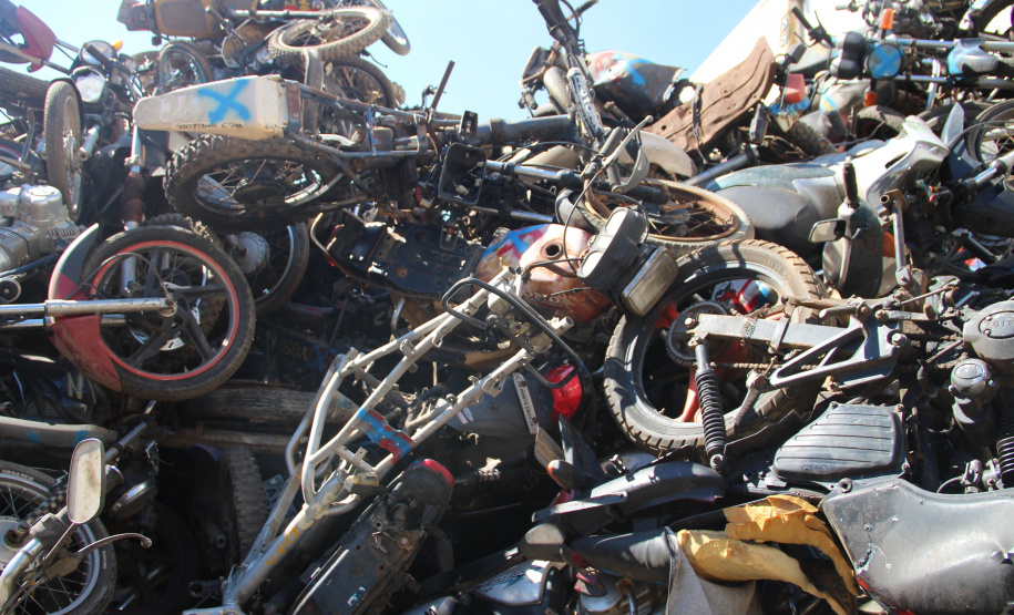 Veículos arrematados em leilão são removidos do pátio da Polícia Civil