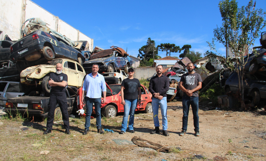 Veículos arrematados em leilão são removidos do pátio da Polícia Civil