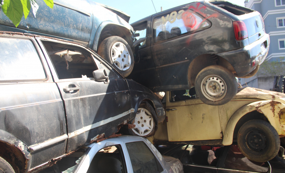 Veículos arrematados em leilão são removidos do pátio da Polícia Civil